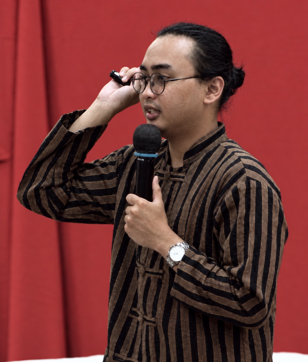 Yoggy Jumantara sedang berbicara di sebuah acara